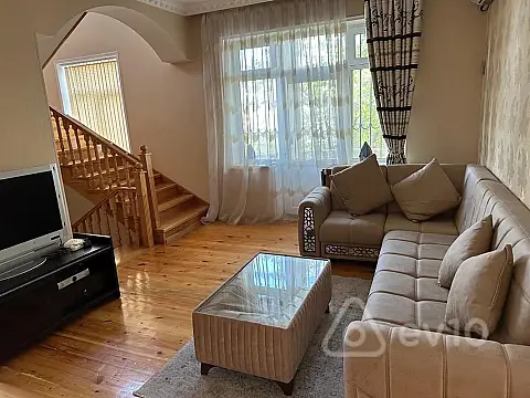 Satılır 7 otaqlı həyət evi 380 m²