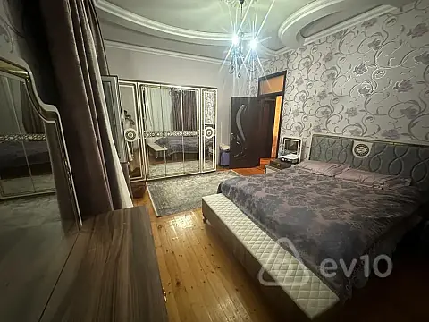 Satılır 7 otaqlı həyət evi 380 m²