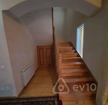 Satılır 7 otaqlı həyət evi 380 m²