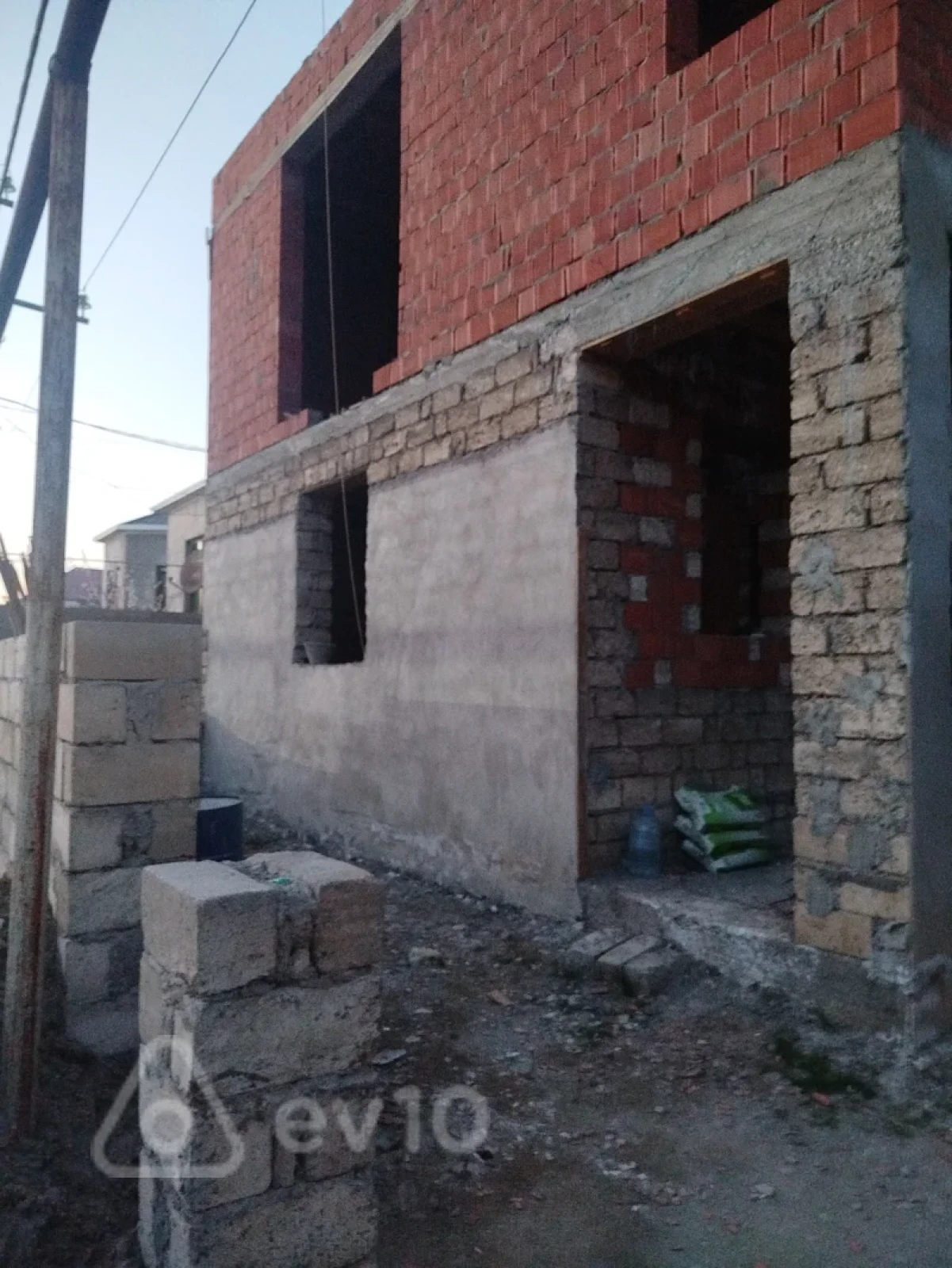 Satılır 7 otaqlı həyət evi 240 m²