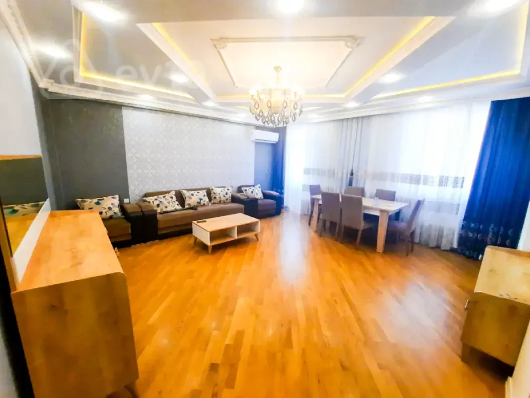 Kirayə verilir 3 otaqlı yeni tikili 150 m²