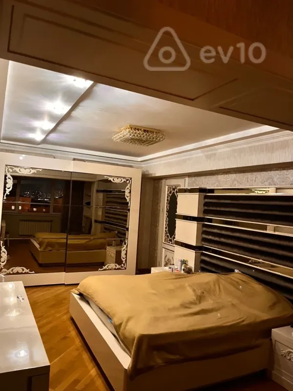 Kirayə verilir 3 otaqlı köhnə tikili 120 m²