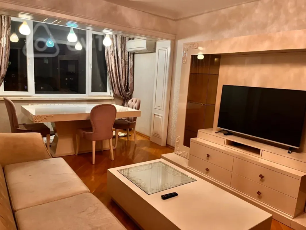 Kirayə verilir 3 otaqlı köhnə tikili 120 m²