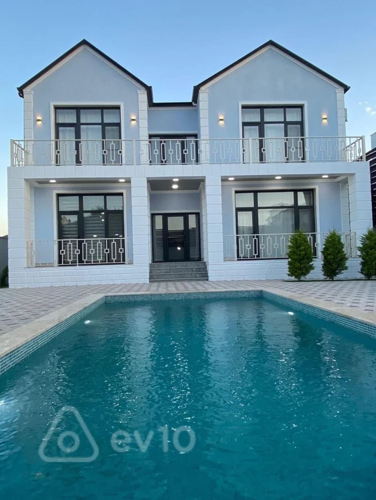 Satılır 5 otaqlı həyət evi 300 m²
