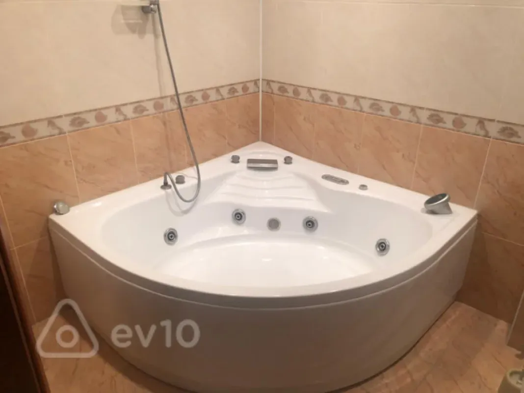 Kirayə verilir 3 otaqlı yeni tikili 155 m²