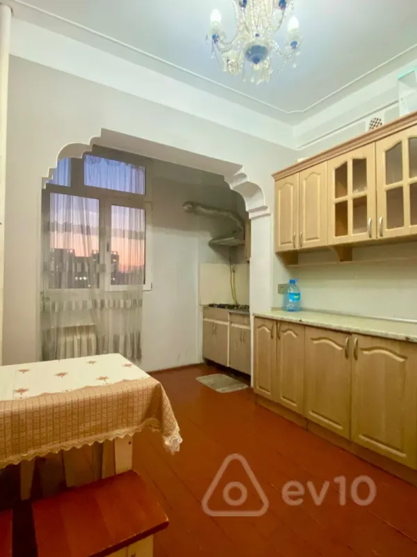 Kirayə verilir 3 otaqlı köhnə tikili 80 m²