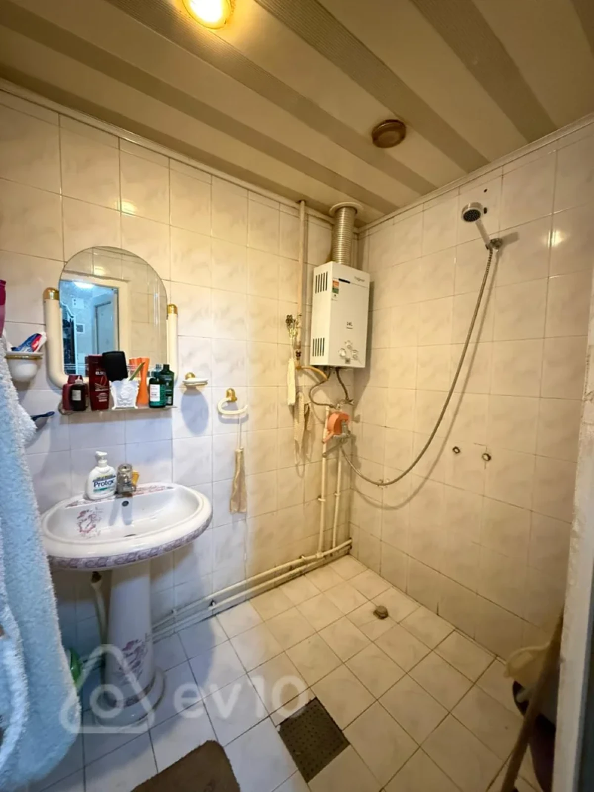 Satılır 2 otaqlı köhnə tikili 65 m²