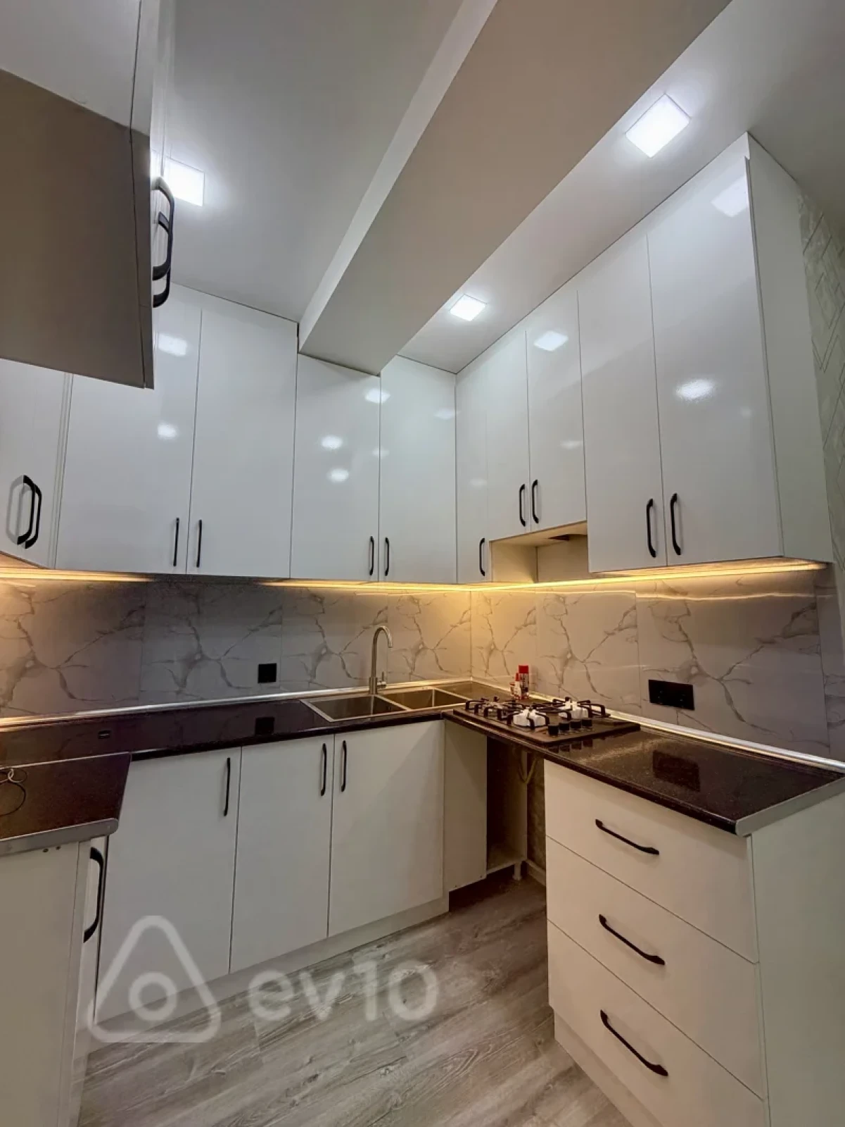 Satılır 2 otaqlı yeni tikili 70 m²
