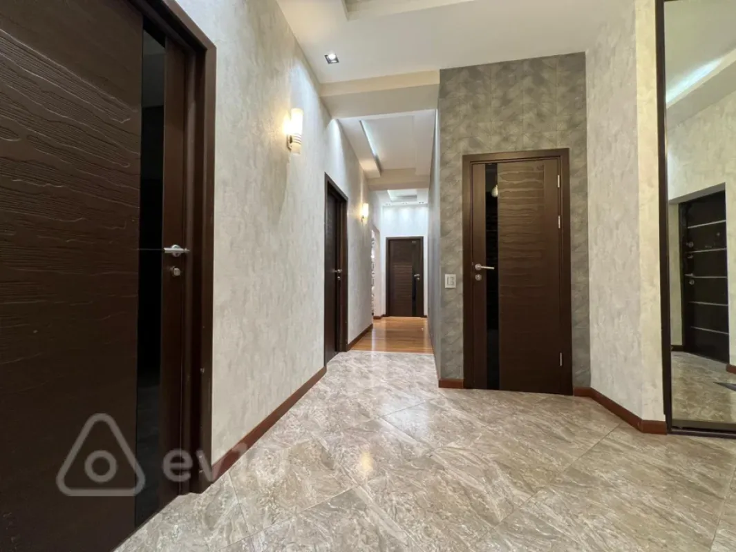 Kirayə verilir 3 otaqlı yeni tikili 145 m²