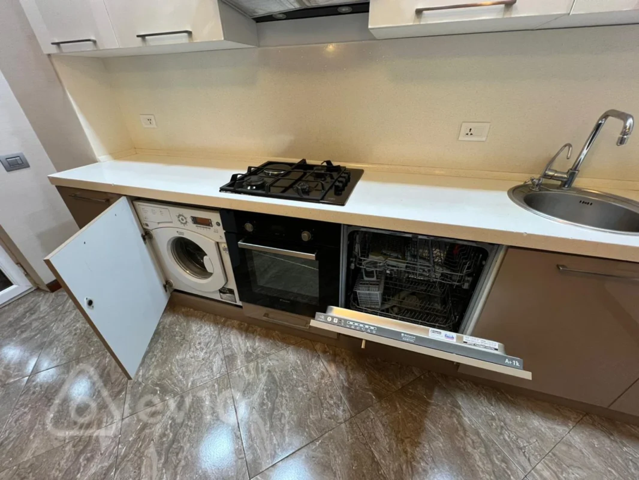 Kirayə verilir 3 otaqlı yeni tikili 145 m²