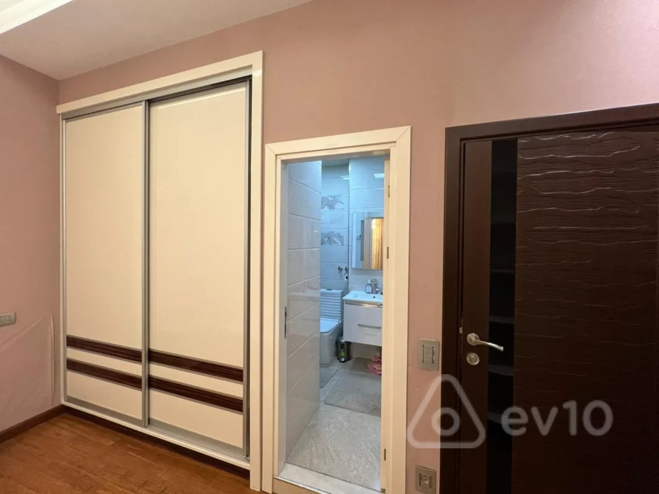 Kirayə verilir 3 otaqlı yeni tikili 145 m²