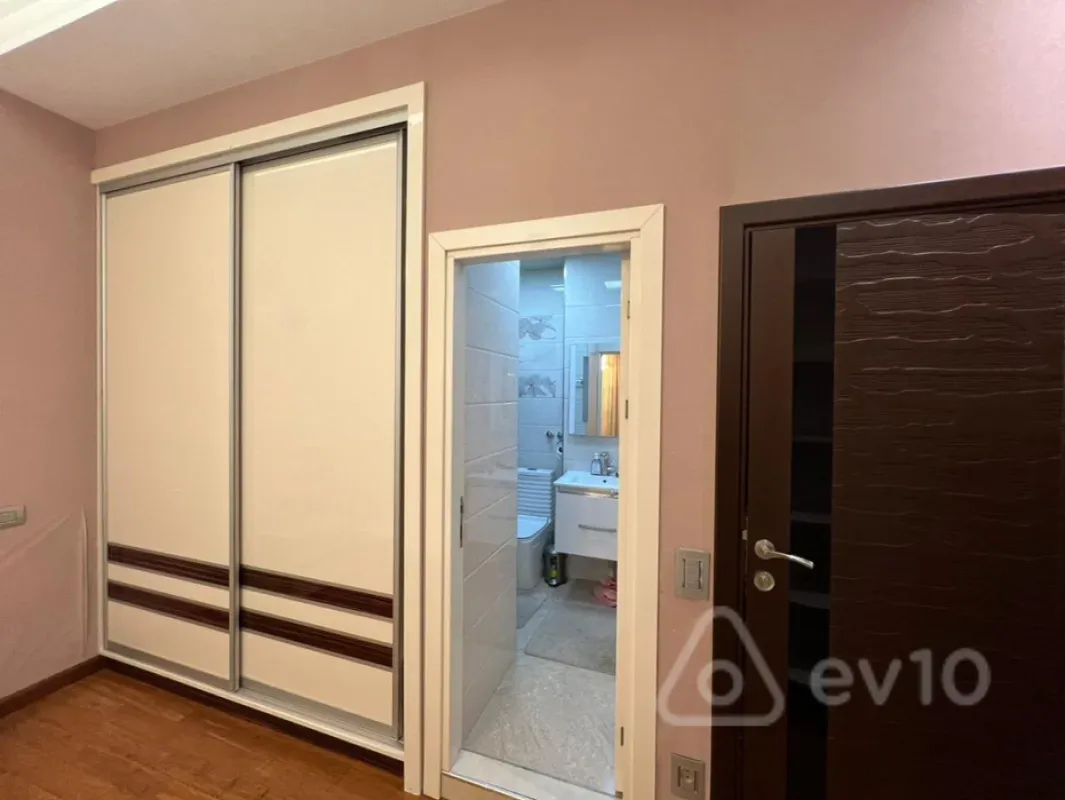 Kirayə verilir 3 otaqlı yeni tikili 145 m²
