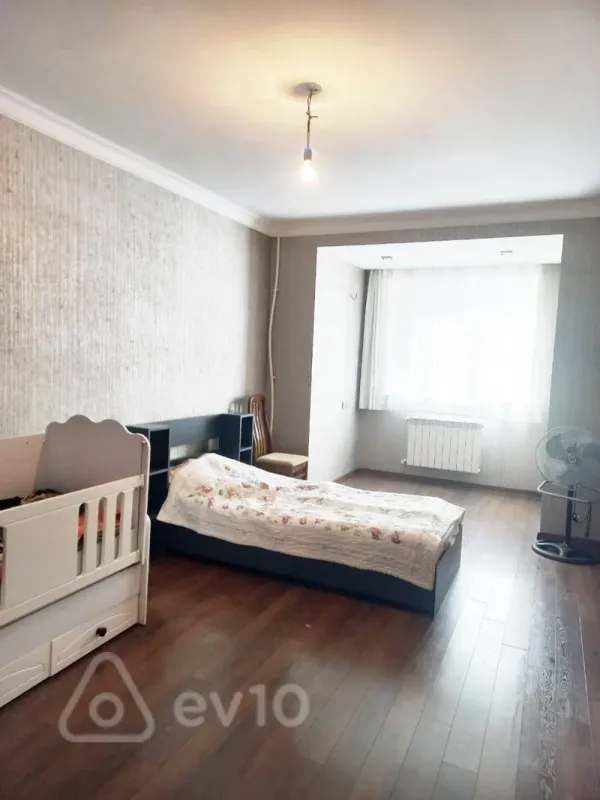 Satılır 4 otaqlı köhnə tikili 120 m²