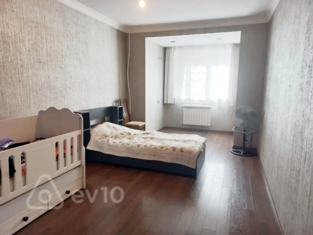 Satılır 4 otaqlı köhnə tikili 120 m²