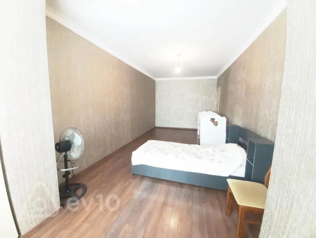 Satılır 4 otaqlı köhnə tikili 120 m²