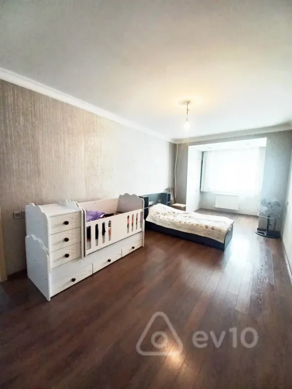 Satılır 4 otaqlı köhnə tikili 120 m²
