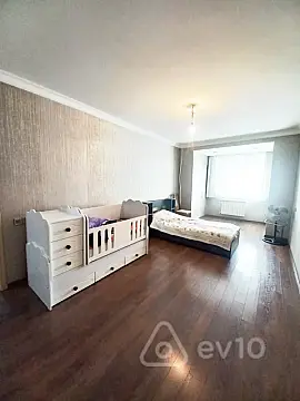 Satılır 4 otaqlı köhnə tikili 120 m²