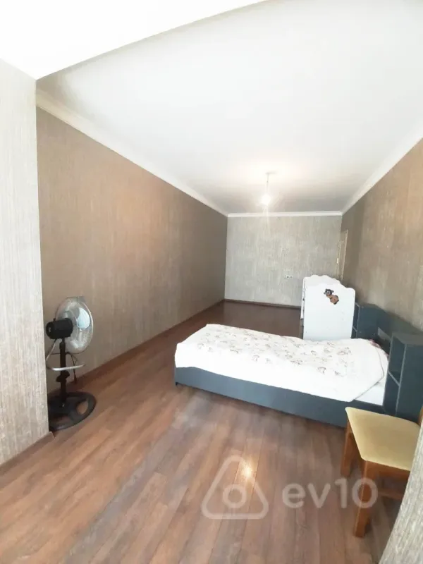 Satılır 4 otaqlı köhnə tikili 120 m²