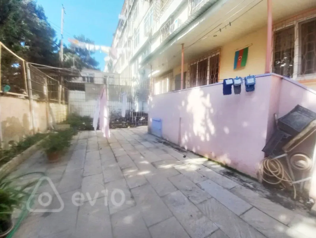 Satılır 4 otaqlı köhnə tikili 120 m²