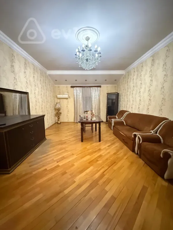 Kirayə verilir 4 otaqlı köhnə tikili 120 m²