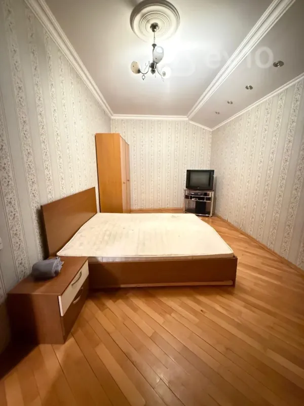 Kirayə verilir 4 otaqlı köhnə tikili 120 m²