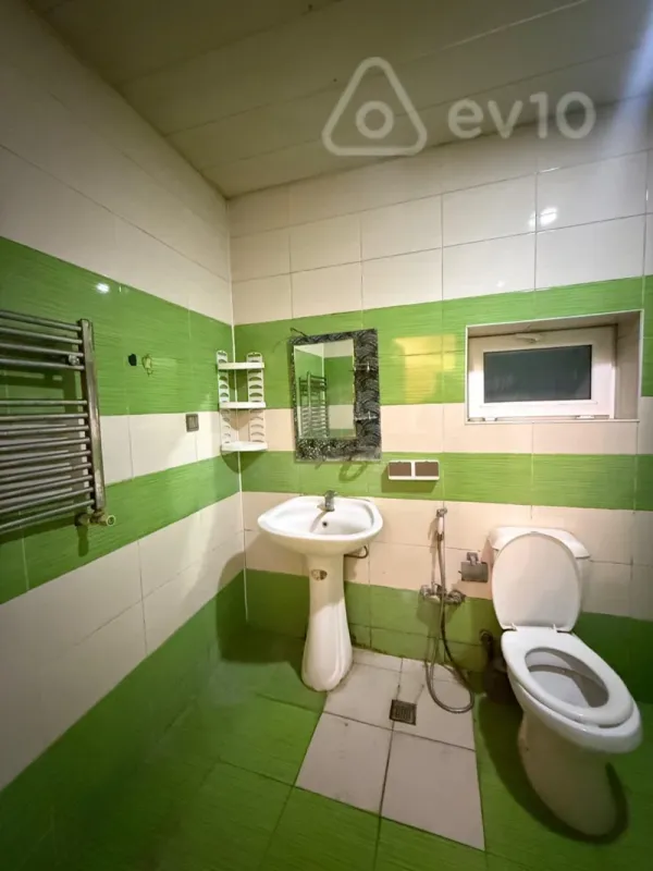 Kirayə verilir 4 otaqlı köhnə tikili 120 m²