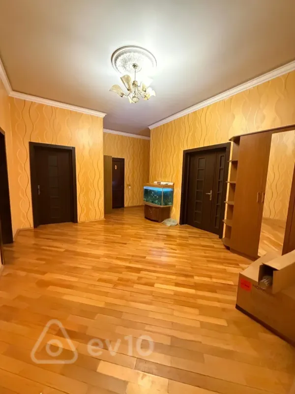 Kirayə verilir 4 otaqlı köhnə tikili 120 m²