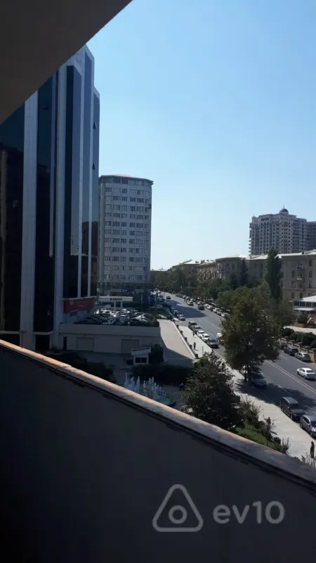 Satılır 4 otaqlı köhnə tikili 100 m²