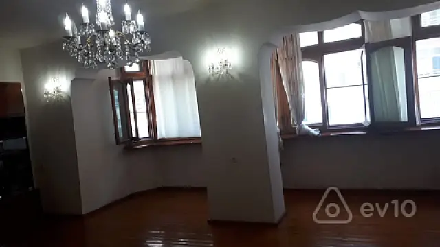 Satılır 4 otaqlı köhnə tikili 100 m²
