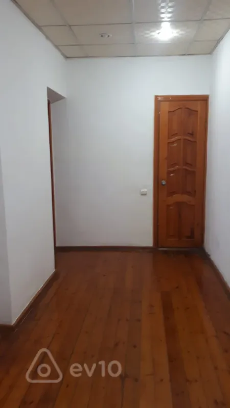 Satılır 4 otaqlı köhnə tikili 100 m²