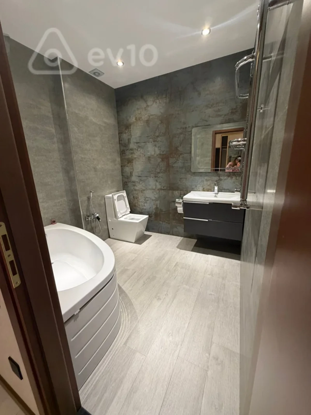 Kirayə verilir 2 otaqlı yeni tikili 82 m²