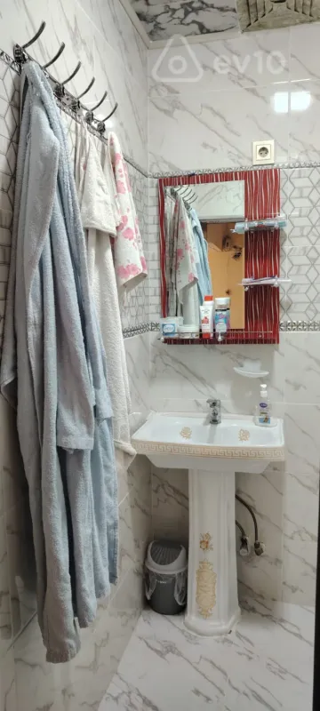 Kirayə verilir 2 otaqlı köhnə tikili 50 m²