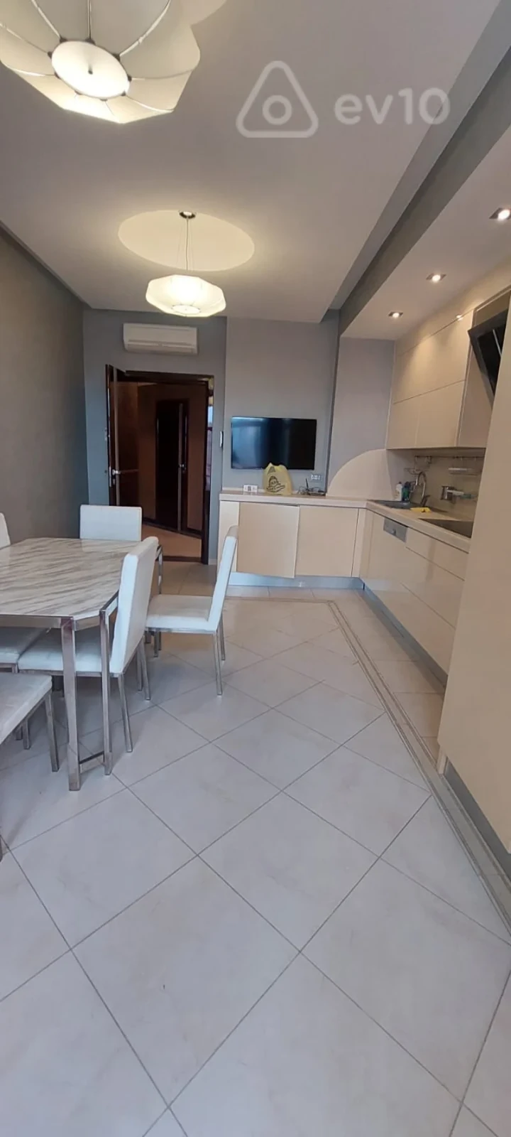 Kirayə verilir 4 otaqlı yeni tikili 210 m²