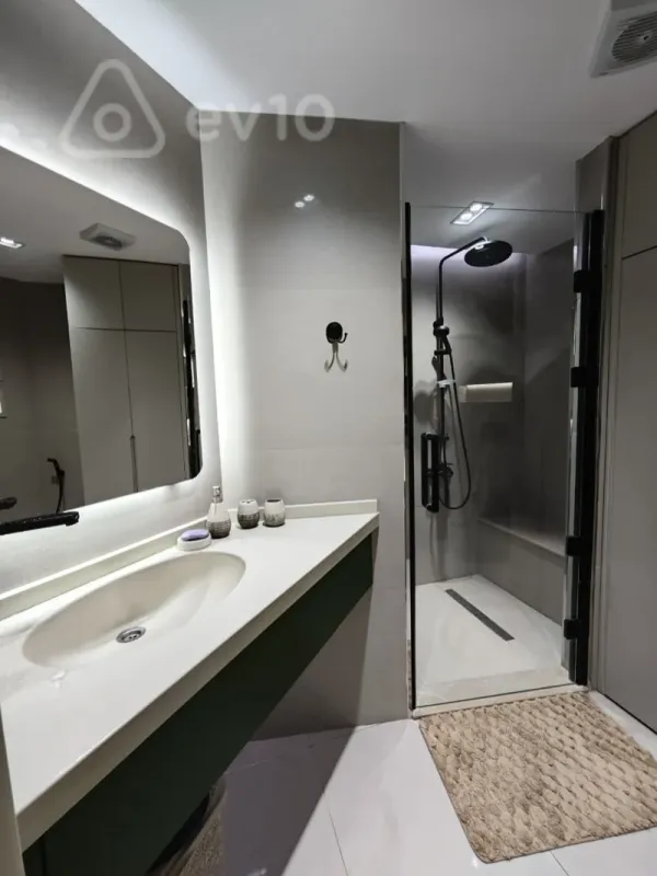 Kirayə verilir 4 otaqlı yeni tikili 200 m²