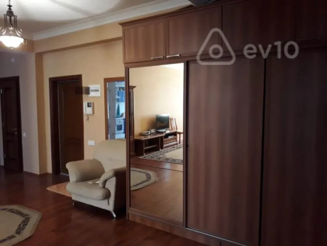 Kirayə verilir 3 otaqlı yeni tikili 140 m²