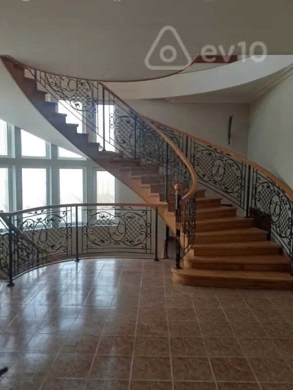 Kirayə verilir 6 otaqlı həyət evi 600 m²