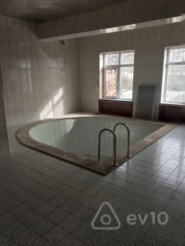 Kirayə verilir 6 otaqlı həyət evi 600 m²