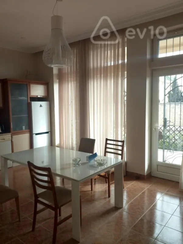 Kirayə verilir 6 otaqlı həyət evi 600 m²