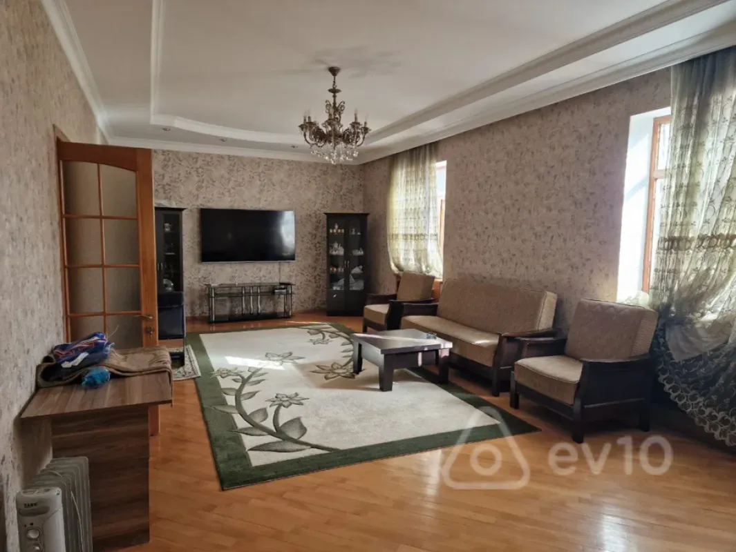 Kirayə verilir 6 otaqlı həyət evi 240 m²