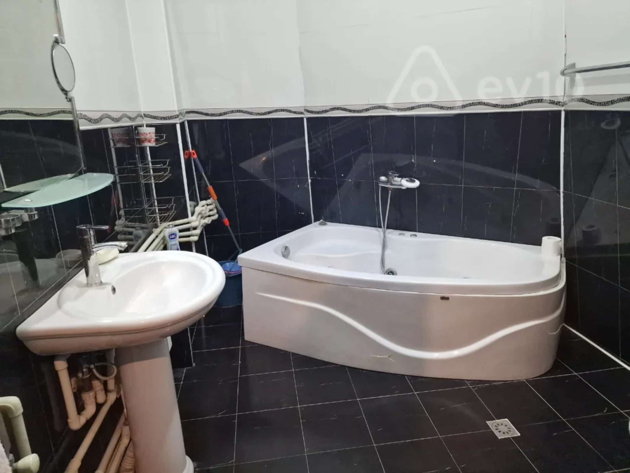 Kirayə verilir 6 otaqlı həyət evi 240 m²