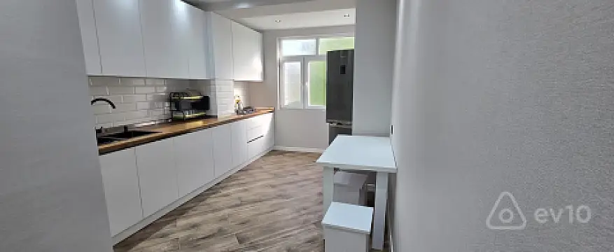 Kirayə verilir 5 otaqlı köhnə tikili 120 m²