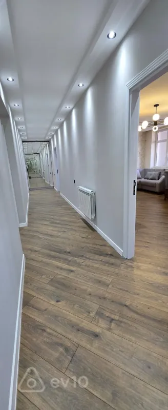 Kirayə verilir 5 otaqlı köhnə tikili 120 m²