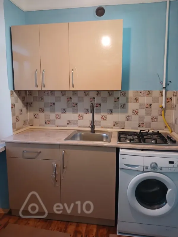 Kirayə verilir 2 otaqlı köhnə tikili 48 m²