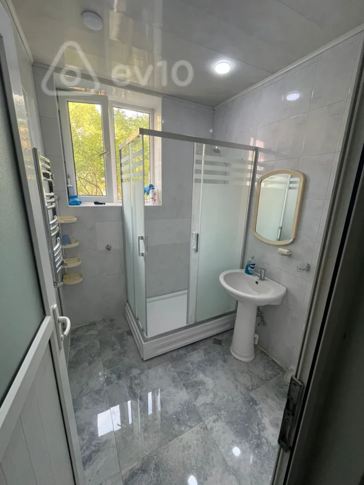 Kirayə verilir 3 otaqlı köhnə tikili 120 m²