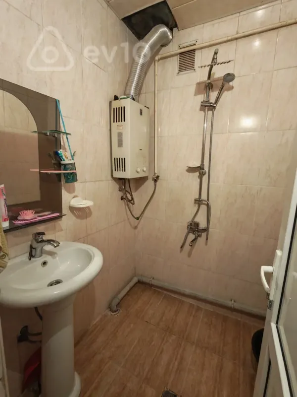 Satılır 2 otaqlı köhnə tikili 60 m²