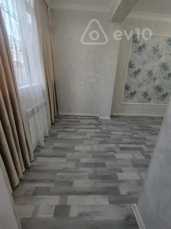 Satılır 3 otaqlı köhnə tikili 75 m²