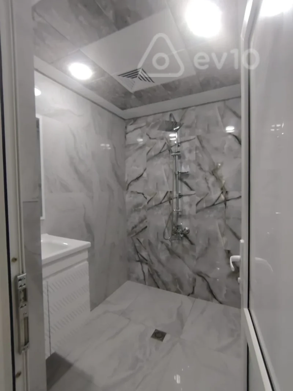 Satılır 3 otaqlı köhnə tikili 75 m²