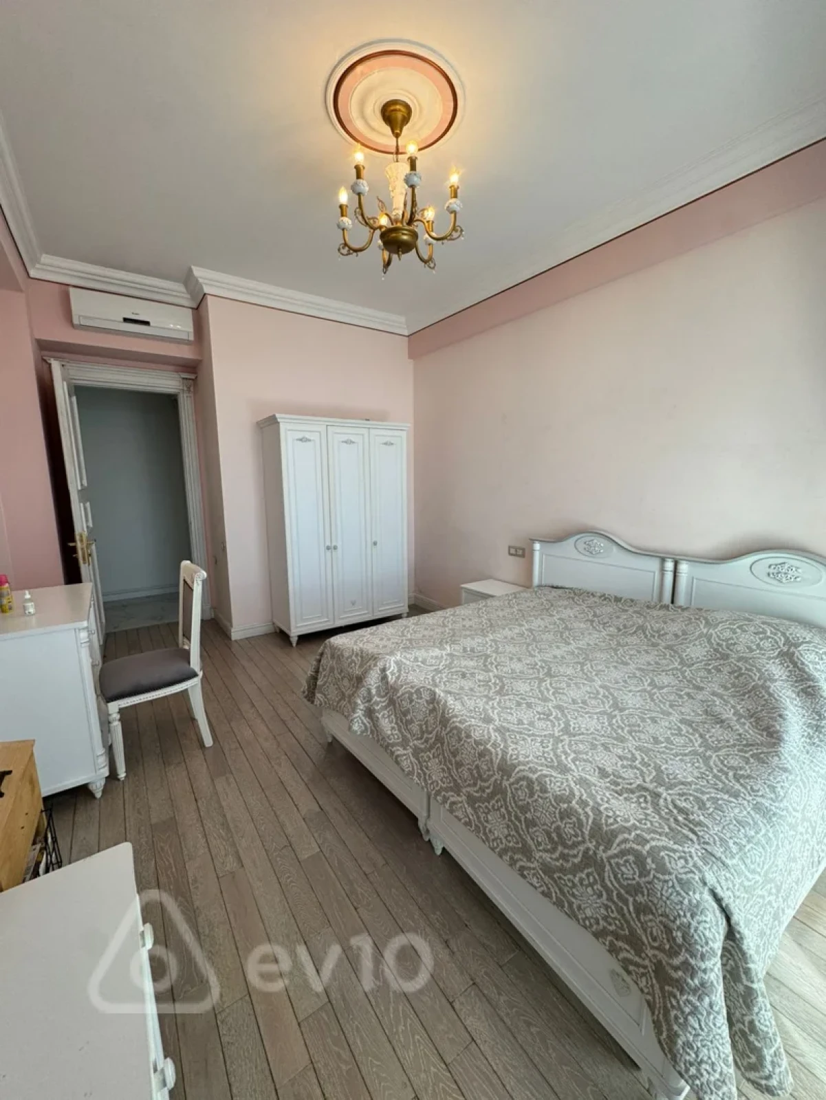 Kirayə verilir 4 otaqlı yeni tikili 200 m²