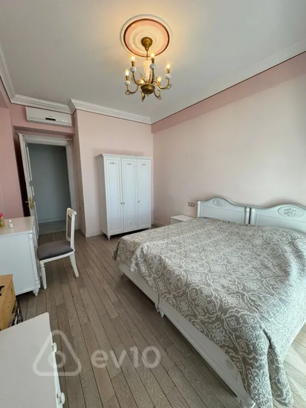Kirayə verilir 4 otaqlı yeni tikili 200 m²