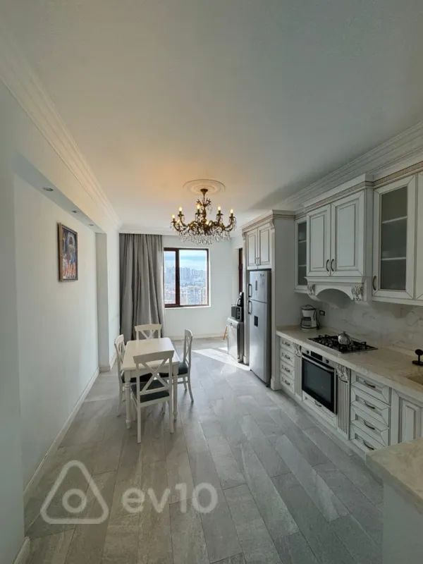 Kirayə verilir 4 otaqlı yeni tikili 200 m²